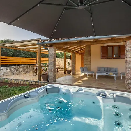 Сasa de vacaciones Casa Vala Romana With Jacuzzi And Big Garden *