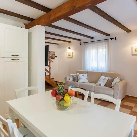 Casa Vala Romana With Jacuzzi And Big Garden Hébergement de vacances Pula